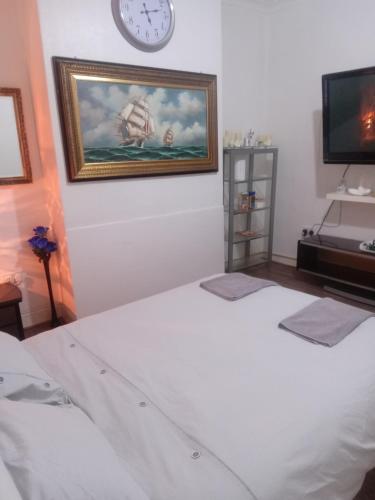 En eller flere senge i et værelse på Three double Bedrooms with share bathroom at La Belle Meuniere Leicester