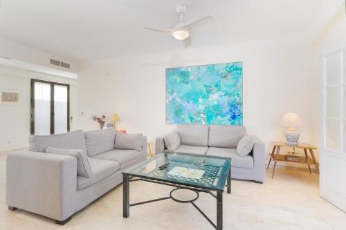 A seating area at Wide with Terrace & Parking- 3Bd 2Bth- Alfalfa