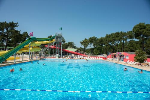 une grande piscine avec des gens dans l'eau dans l'établissement De l'Anse à la Coubre, aux Mathes
