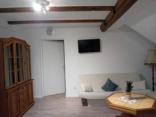 a living room with a white couch and a table at Stellas Monteurwohnungen in Crimmitschau
