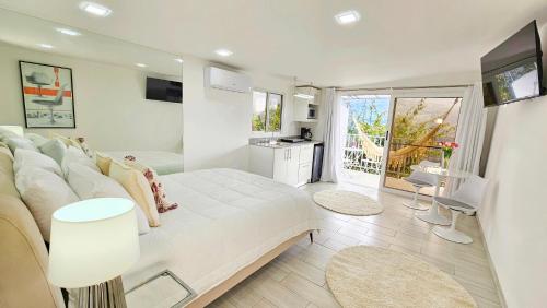 a living room with a white couch and a television at Casa Reina by Villa Alejandro in Boquete