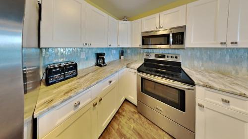 Η κουζίνα ή μικρή κουζίνα στο Put-in-Bay Waterfront Condo #107