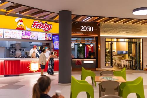 a fast food restaurant with people sitting at tables at Torre de Apartasuites Centro Comercial Cerritos Mall in Pereira