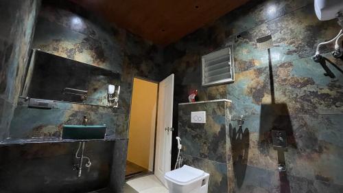 Un baño de Prakriti Villa - HillTop home in a nature