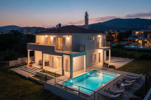 Beachfront villa Pensa private pool, 3-bedroom