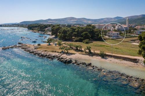 Beachfront villa Pensa private pool, 3-bedroom
