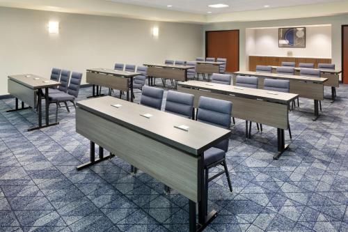 a classroom with tables and chairs in a room at Courtyard Edison Woodbridge in Edison