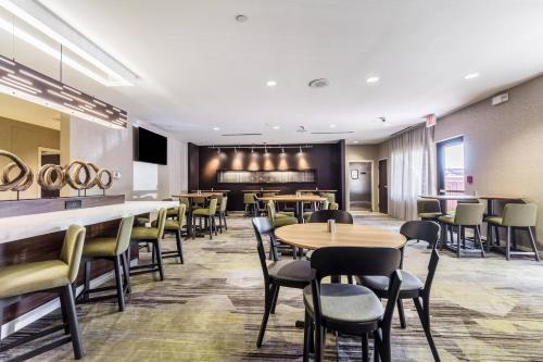 a restaurant with tables and chairs and a bar at Courtyard Dallas DFW Airport South/Irving in Irving