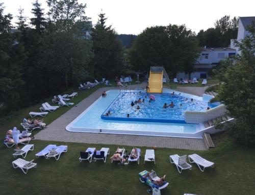 un gruppo di persone in una piscina di FeWo Jule im Predigtstuhl Resort a Sankt Englmar