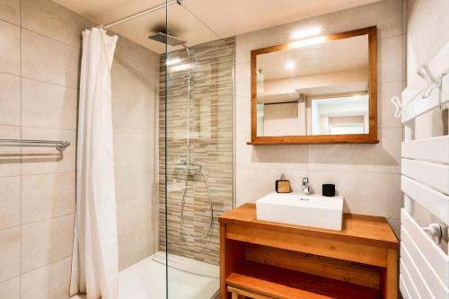 une salle de bain avec un lavabo et une douche dans l'établissement Résidence les Chardons - maeva Home - Appartement 3 pièces 6 personnes vue montagne - Sélection MAE-2011, à Arc 1800