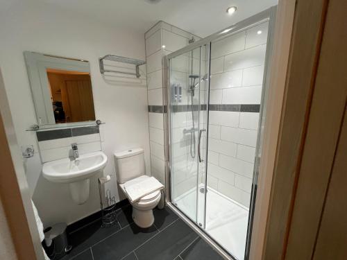 Ένα μπάνιο στο Glastonbury Mystic Vault, 1 BD Apt Split Level