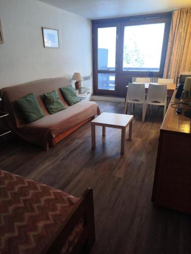 un salon avec un canapé et une table dans l'établissement Résidence Le Tourmalet - maeva Home - Appartement 3 pièces 6 personnes - Confort MAE-8161, à La Mongie
