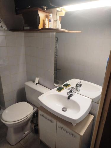 une salle de bain avec des toilettes blanches et un lavabo dans l'établissement Résidence Le Tourmalet - maeva Home - Studio 4 personnes - Confort MAE-8121, à La Mongie