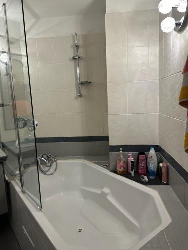 La salle de bains est pourvue d'une grande baignoire et d'une douche. dans l'établissement Leffy 2 chambres confortable à la campagne, à Verniolle