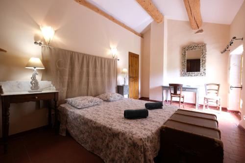 une chambre avec un lit, une table et des chaises dans l'établissement Authentique mas avec vue et piscine Eygalieres LS1-447, à Eygalières