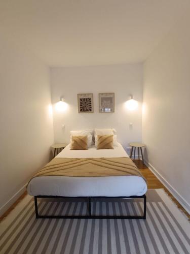 - une chambre avec un grand lit et 2 tables dans l'établissement Cosylocation - Cocooning- Vue Théâtre Antique, à Vienne