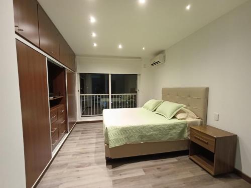 Postel nebo postele na pokoji v ubytování Chuflay Apartments, Barrio El Molino pleno centro Tarijeño