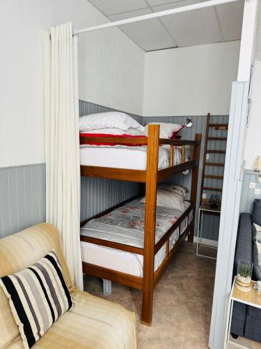 - une chambre avec 2 lits superposés et un canapé dans l'établissement Appartement situé au cœur du village du Mont-Dore, à Le Mont-Dore