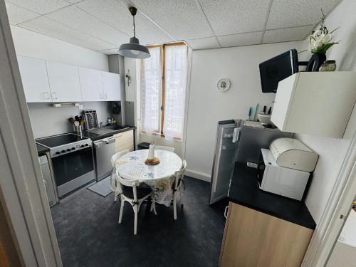 Kuchyňa alebo kuchynka v ubytovaní Appartement situé au cœur du village du Mont-Dore