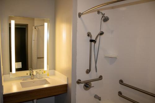 Koupelna v ubytování Microtel Inn & Suites by Wyndham Winchester
