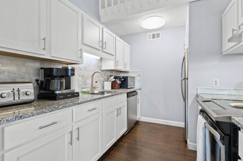 Kuchyň nebo kuchyňský kout v ubytování Reel 'em Inn home