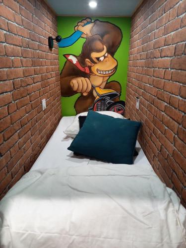 - un lit dans un mur en briques avec une fresque murale représentant un dessin animé dans l'établissement Petit Prince Proche Roissy CDG, à Villeneuve-sous-Dammartin