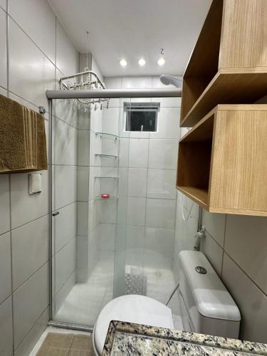 a small bathroom with a shower and a toilet at Apartamento no Edifício Manhattan - Bairro Nobre de Caruaru in Caruaru
