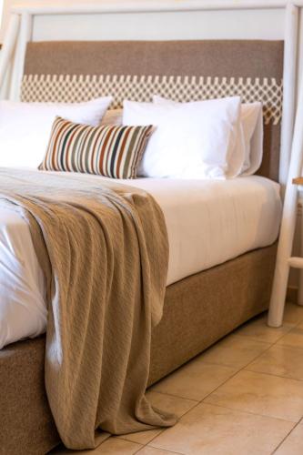 Una cama o camas en una habitación de Sahara Beach Apartments - Kastraki