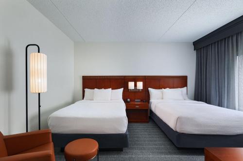 Postel nebo postele na pokoji v ubytování Courtyard by Marriott Dallas Richardson at Spring Valley