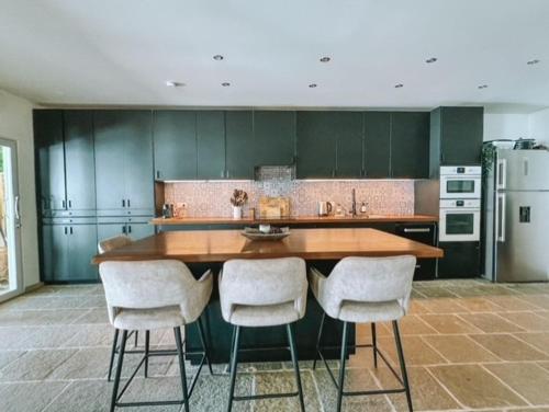 a kitchen with a large wooden table and chairs at Puur Bonaire Boetiekhotel in Belnem