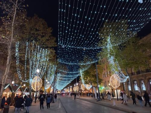 une rue décorée de lumières de Noël la nuit dans l'établissement Aix en Provence - Rotonde - Cours Mirabeau, à Aix-en-Provence