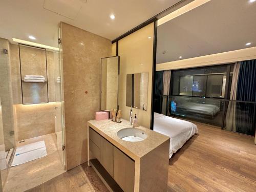 Un baño con lavabo y una cama en una habitación. en ZHome-SuHe Luxury Mansion-Near NanJing Road, en Shanghái