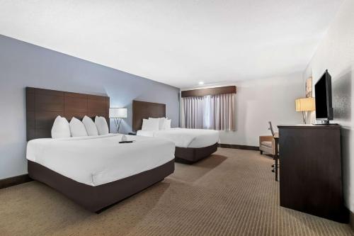 Ένα ή περισσότερα κρεβάτια σε δωμάτιο στο Best Western Downtown Casper Hotel