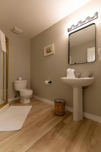 Riverside Condos by Fernie Central Reservationsにあるバスルーム