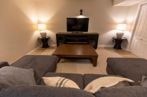 Riverside Condos by Fernie Central Reservationsにあるテレビまたはエンターテインメントセンター