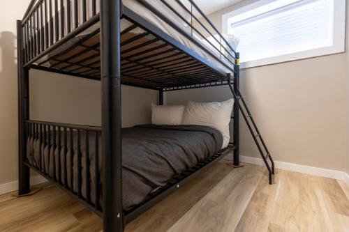 Riverside Condos by Fernie Central Reservationsにあるベッド