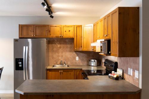 Riverside Condos by Fernie Central Reservationsにあるキッチンまたは簡易キッチン