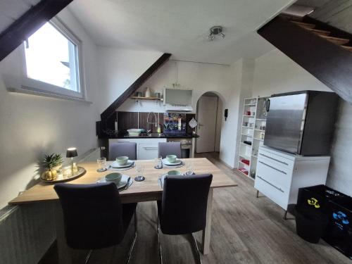 a kitchen and dining room with a table and chairs at Ferienwohnung am Kreisel in Duderstadt