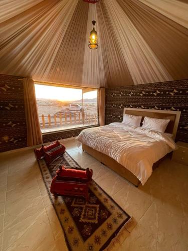 una camera da letto con un letto con vista sull'oceano di North moon Camp a Wadi Rum