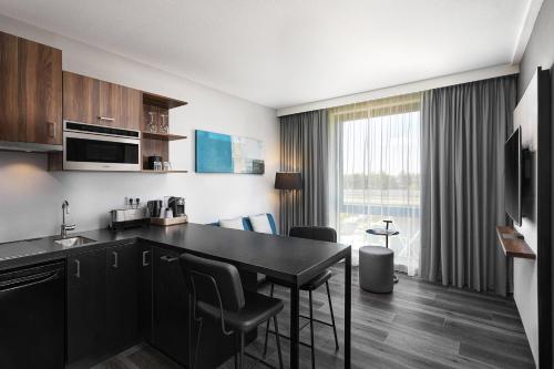 Una cocina o cocineta en Courtyard by Marriott Amsterdam Airport