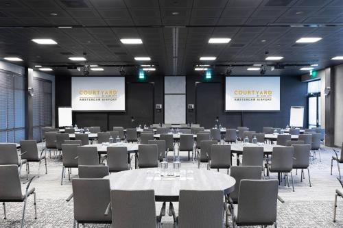 El área de trabajo o centro de convenciones de Courtyard by Marriott Amsterdam Airport