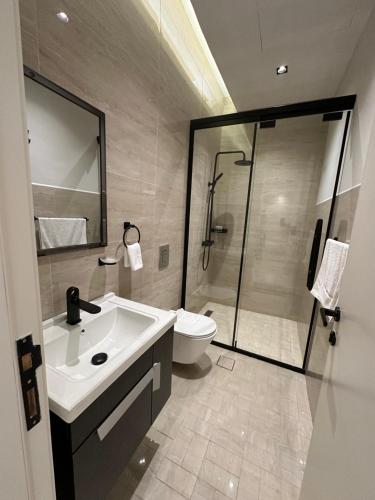 a bathroom with a toilet and a sink and a shower at Three Bedroom furnished apartment in north Riyadh - شقه 3 غرف مميزه ومتكامله في شمال الرياض مع مرافق فريده in Riyadh