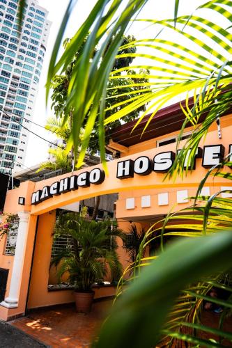 Un restaurante con un cartel en el lateral de un edificio. en El Machico Hostel, en Panamá