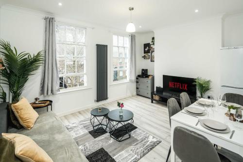 a living room with a couch and a table at Modern 2BR Flat - 7 Min to WhiteChapel Station in London