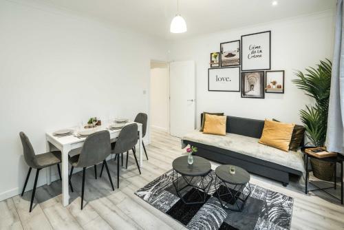 a living room with a couch and a table at Modern 2BR Flat - 7 Min to WhiteChapel Station in London