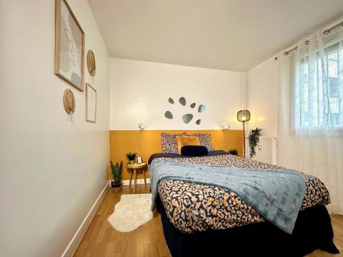 a bedroom with a king sized bed in a room at Le Bleu Soleil - à 2 min du métro - 7 min de Paris in Maisons-Alfort