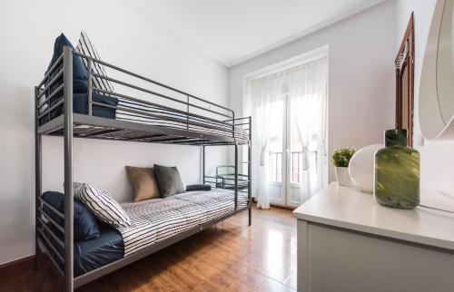 - une chambre avec des lits superposés et un canapé dans l'établissement Luminosos apartamentos con ascensor en el Centro, SOL, à Madrid