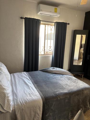 Una cama o camas en una habitación de Habitacion Arboleda