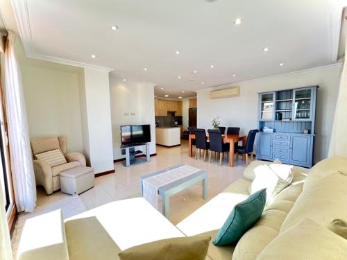 Mediterraneo Real Beach and Pool Penthouse