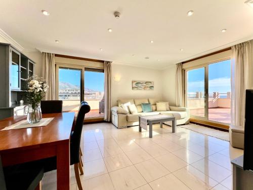 Mediterraneo Real Beach and Pool Penthouse